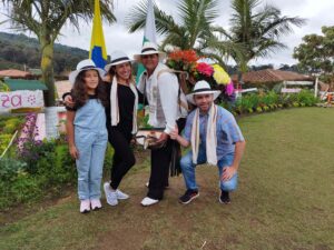 Luz Katiuska García, bogotana que con su hija y su esposo visitan las fincas silleteras de Santa Elena