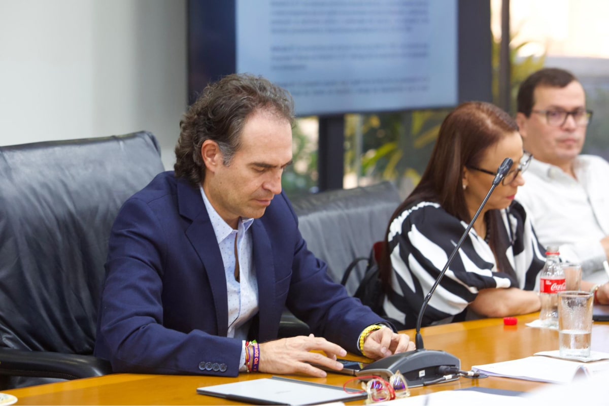 “EPM es y seguirá siendo 100 % pública”: alcalde de Medellín radicó ante el Concejo proyecto de acuerdo para enajenar las acciones en UNE