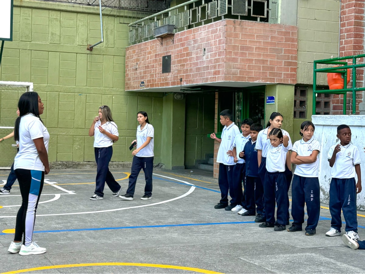 386 jóvenes inician sus prácticas laborales en colegios públicos de Medellín