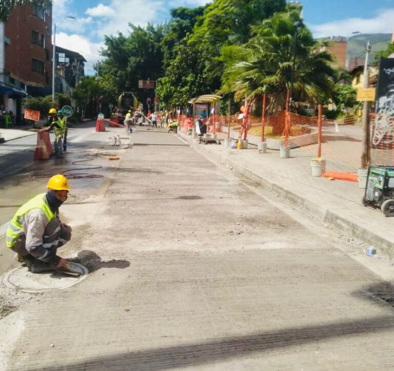 Avanza la reparación y construcción de andenes en la avenida Guayabal