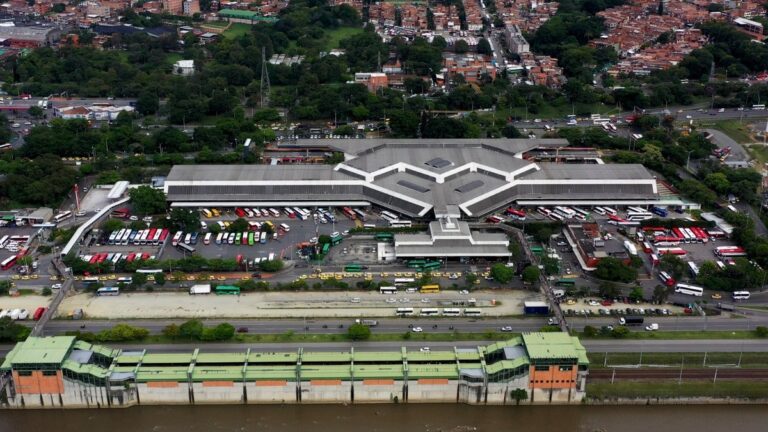 Las terminales de transporte de Medellín superaron en 25 % la meta de viajeros y vehículos en temporada de mitad de año