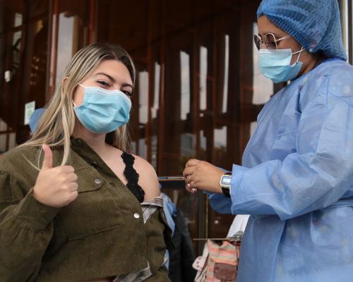 Medellín se despide del uso de tapabocas en espacios cerrados: se superó el 40% de población con dosis de refuerzo